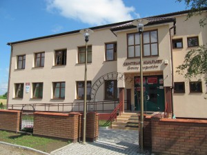Budynek Centrum Kultury Gminy Augustów w Żarnowie Drugim